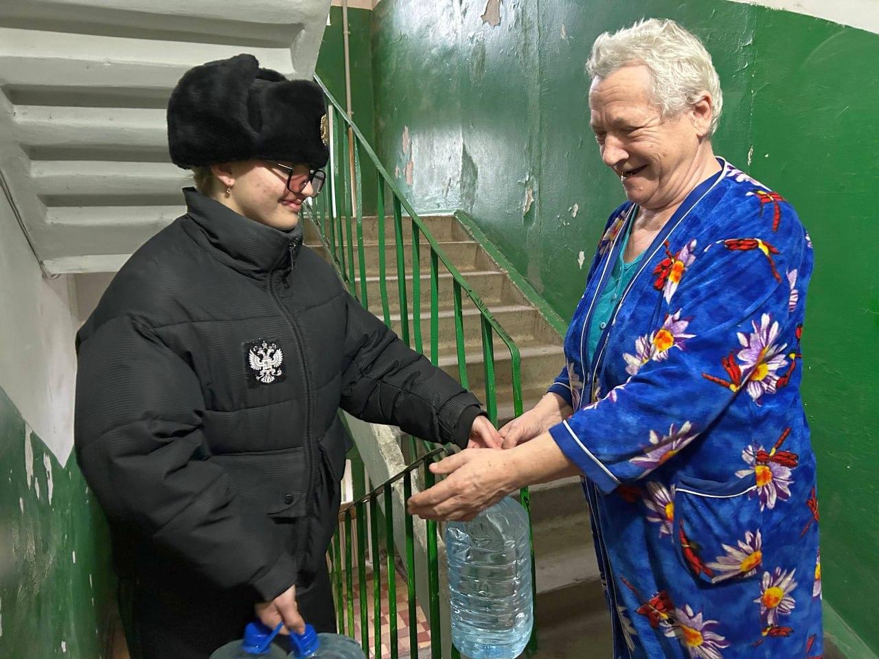 Активисты Шахтерска помогли жителям Активисты Шахтерска помогли жителям