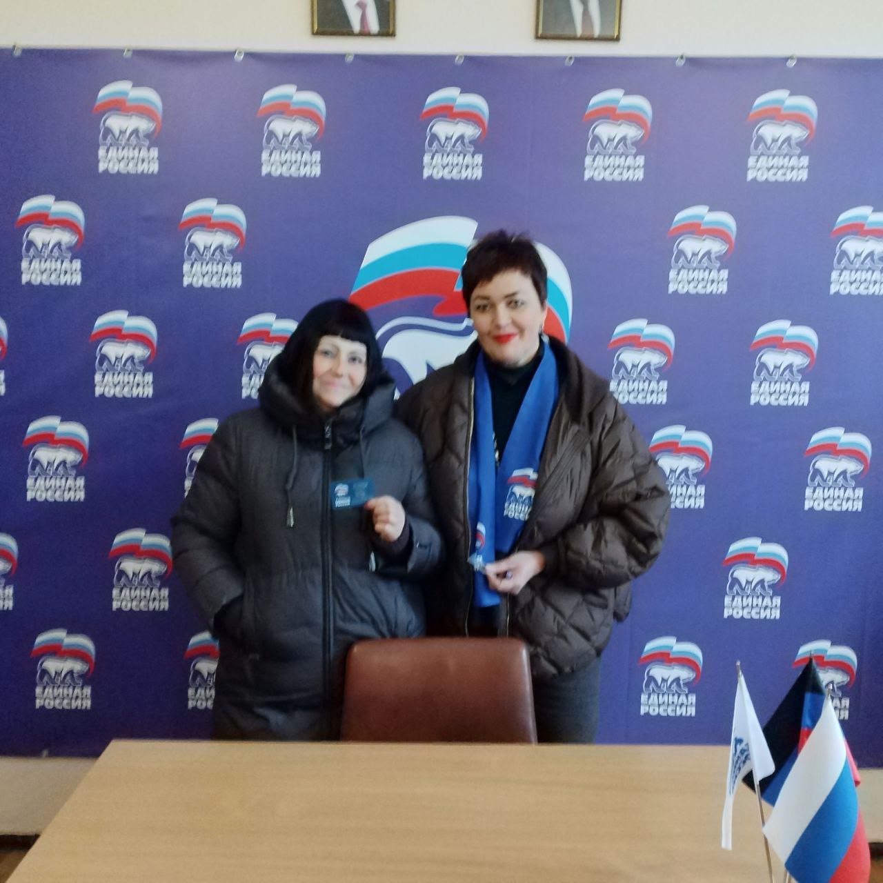 Руководитель общественной приемной Дебальцевского МО всероссийской политической партии «Единая Россия» Татьяна Норец вручила новые членские билеты Руководитель общественной приемной Дебальцевского МО всероссийской политической партии «Единая Россия» Татьяна Норец вручила новые членские билеты