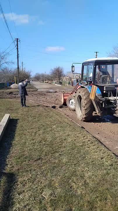 Наталья Великодная: В рамках работы штаба по жизнеобеспечению Тельмановского муниципального округа работниками МКУ "Жилищно-коммунальное хозяйство и благоустройство" проведена работа по очистке участка дороги на улице...