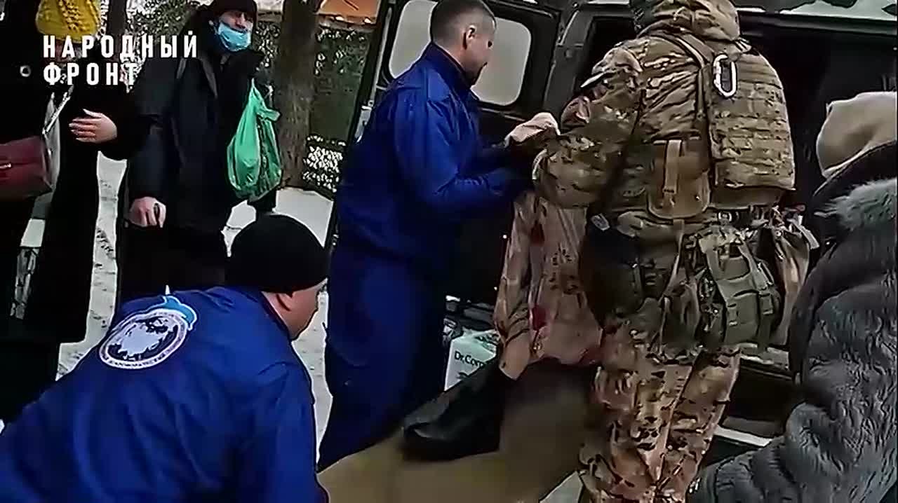 Под обстрелами, шаг за шагом, они ведут к спасению: как бойцы вырывают из огня мирных жителей недавно освобожденных городов