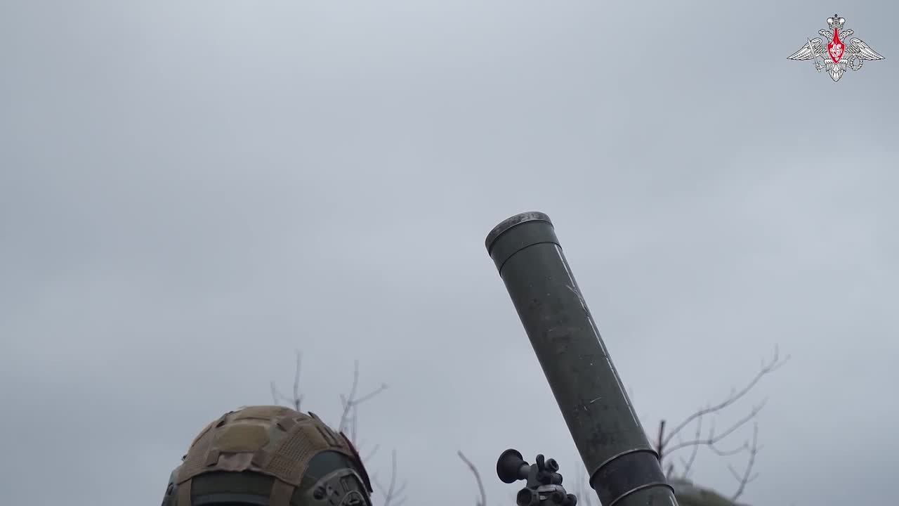 Минобороны России: Морпехи 177-го полка группировки «Центр» на Добропольском направлении сработали четко: выскочили на позицию, быстро навелись и точными попаданиями из «кочующего» миномета разнесли вражескую пушку в щепки