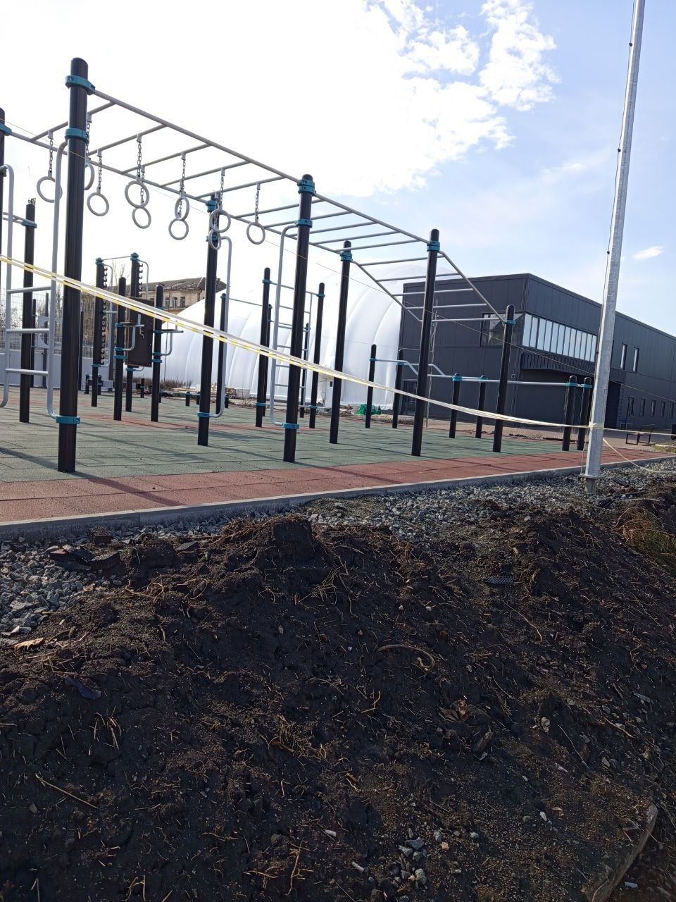 На пр. Победы, возле ледового комплекса оборудовали спортивную площадку На пр. Победы, возле ледового комплекса оборудовали спортивную площадку