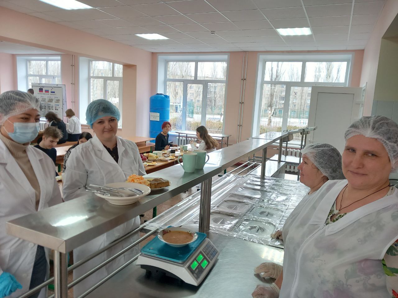 В целях формирования позитивного отношения к организации питания в школе у родительского сообщества и увеличения охвата горячим питанием обучающихся, в ГБОУ «Светлодарский УВК» прошёл родительский контроль школьного питания В целях формирования позитивного отношения к организации питания в школе у родительского сообщества и увеличения охвата горячим питанием обучающихся, в ГБОУ «Светлодарский УВК» прошёл родительский контроль школьного питания