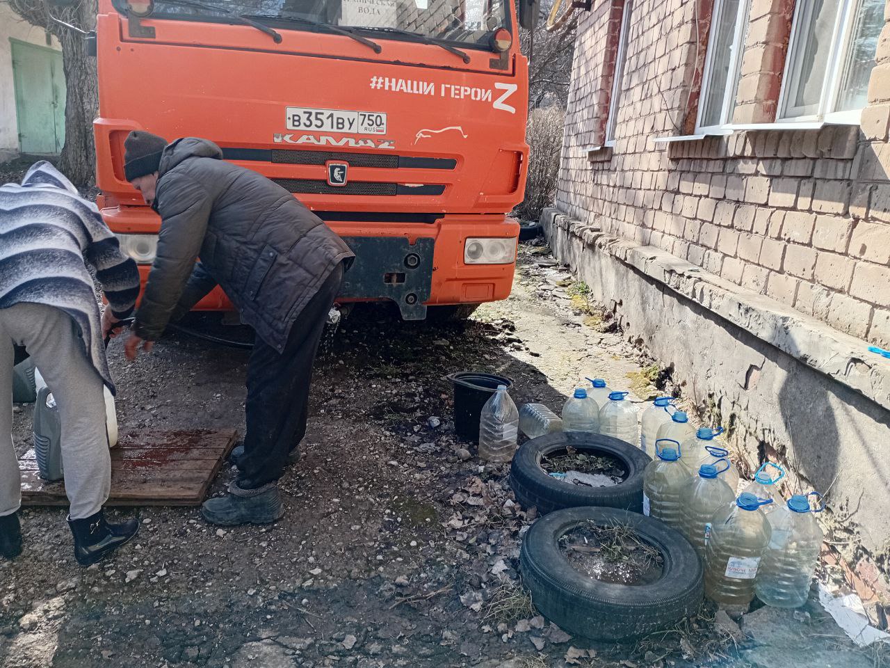 В Кировском внутригородском районе при поддержке региона-шефа Московская область продолжается подвоз воды для жителей домов, в которые в установленный графиком день не поступила вода В Кировском внутригородском районе при поддержке региона-шефа Московская область продолжается подвоз воды для жителей домов, в которые в установленный графиком день не поступила вода