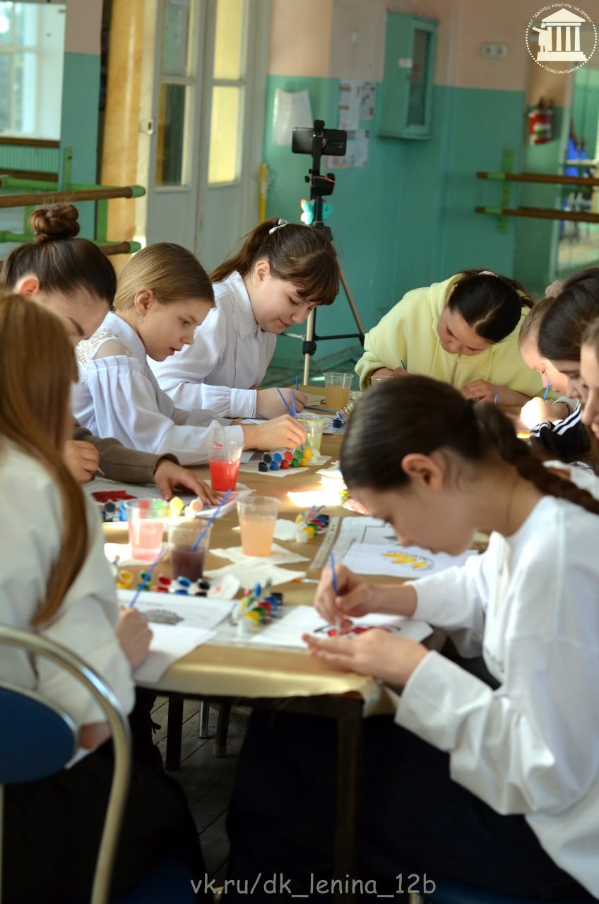 В городе Комсомольское прошла роспись платочков в стиле Хохломы В городе Комсомольское прошла роспись платочков в стиле Хохломы