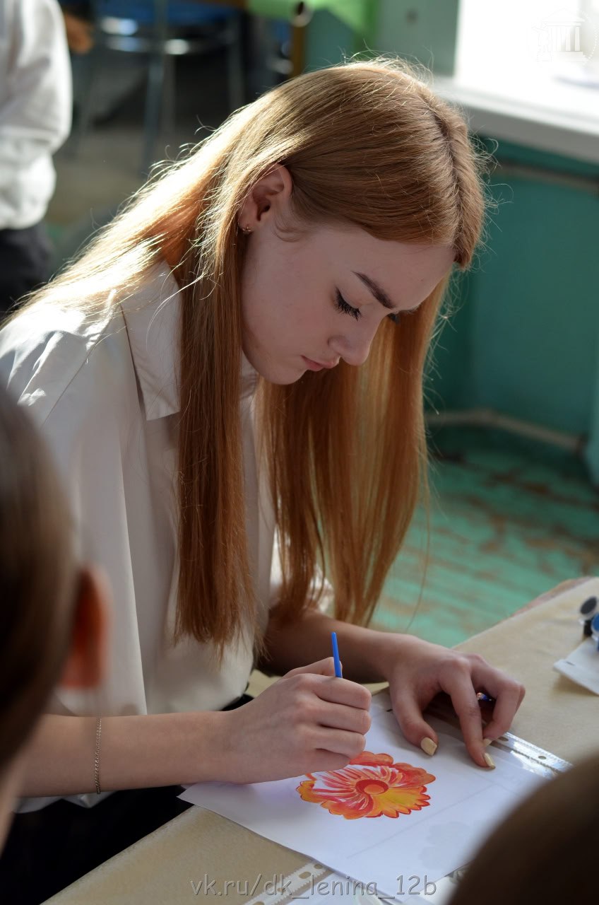 В городе Комсомольское прошла роспись платочков в стиле Хохломы В городе Комсомольское прошла роспись платочков в стиле Хохломы