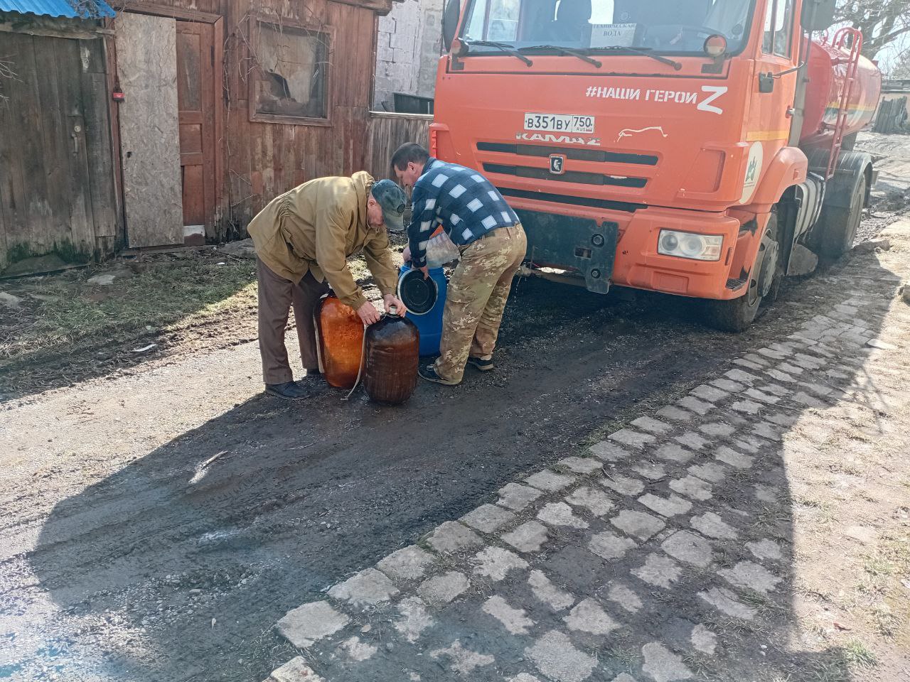 В Кировском внутригородском районе при поддержке региона-шефа Московская область продолжается подвоз воды для жителей домов, в которые в установленный графиком день не поступила вода В Кировском внутригородском районе при поддержке региона-шефа Московская область продолжается подвоз воды для жителей домов, в которые в установленный графиком день не поступила вода
