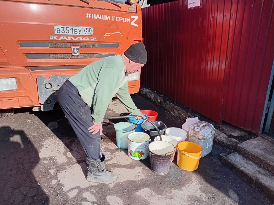 В Кировском внутригородском районе при поддержке региона-шефа Московская область продолжается подвоз воды для жителей домов, в которые в установленный графиком день не поступила вода В Кировском внутригородском районе при поддержке региона-шефа Московская область продолжается подвоз воды для жителей домов, в которые в установленный графиком день не поступила вода
