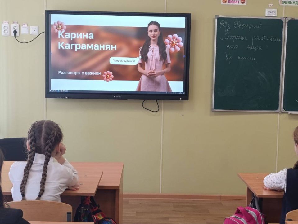 Новая учебная неделя в Тельмановской гимназии, в рамках партийного проекта Единой России "Новая школа", началась традиционно с линейки и почётного права выноса флага Российской Федерации и флага Донецкой Народной Республики... Новая учебная неделя в Тельмановской гимназии, в рамках партийного проекта Единой России "Новая школа", началась традиционно с линейки и почётного права выноса флага Российской Федерации и флага Донецкой Народной Республики...