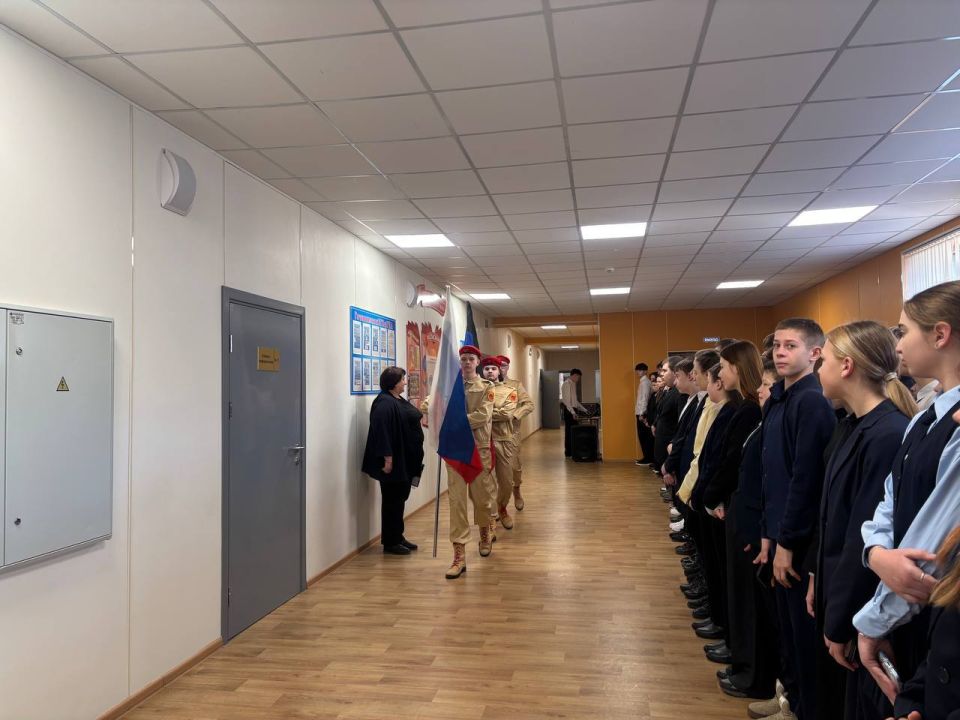 Новая учебная неделя в Тельмановской гимназии, в рамках партийного проекта Единой России "Новая школа", началась традиционно с линейки и почётного права выноса флага Российской Федерации и флага Донецкой Народной Республики... Новая учебная неделя в Тельмановской гимназии, в рамках партийного проекта Единой России "Новая школа", началась традиционно с линейки и почётного права выноса флага Российской Федерации и флага Донецкой Народной Республики...