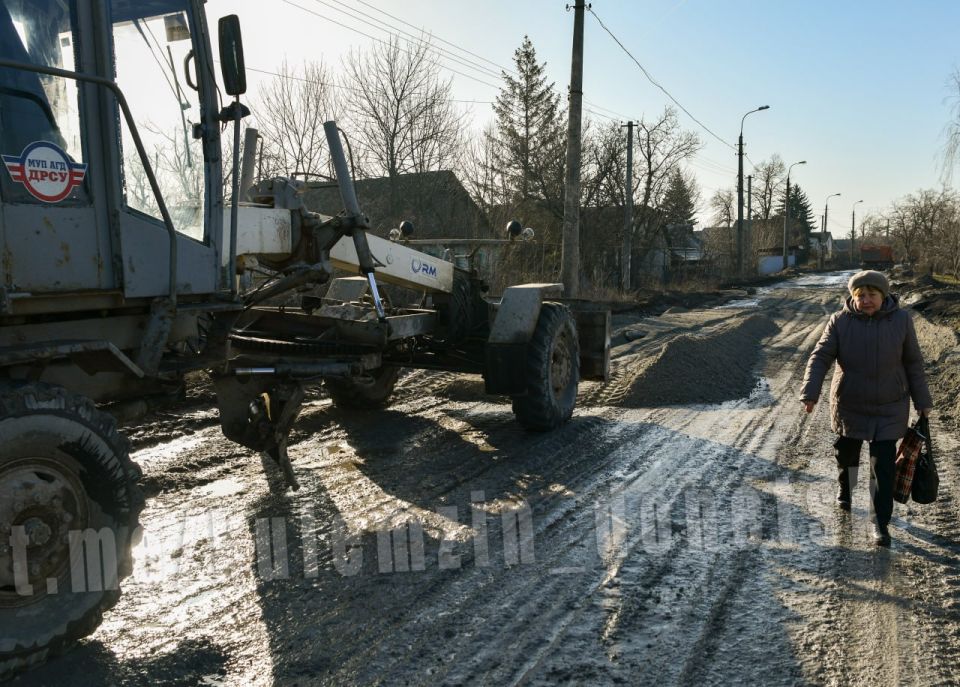 Продолжается плановое восстановление дорог Петровского района Продолжается плановое восстановление дорог Петровского района