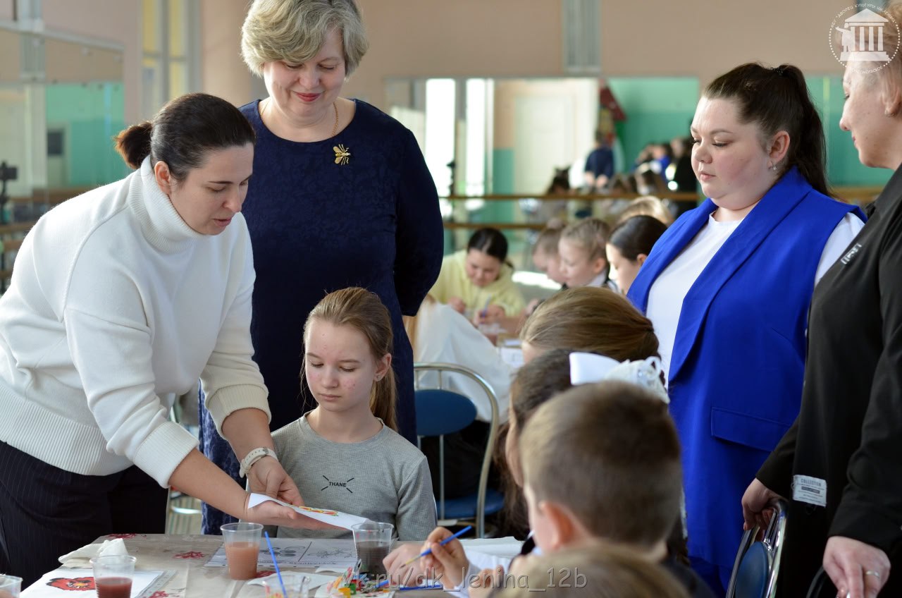 В городе Комсомольское прошла роспись платочков в стиле Хохломы