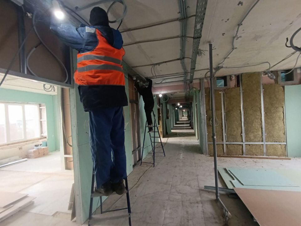 Подмосковные строители продолжают капитальный ремонт в Центральной районной больнице в пгт Тельманово Подмосковные строители продолжают капитальный ремонт в Центральной районной больнице в пгт Тельманово