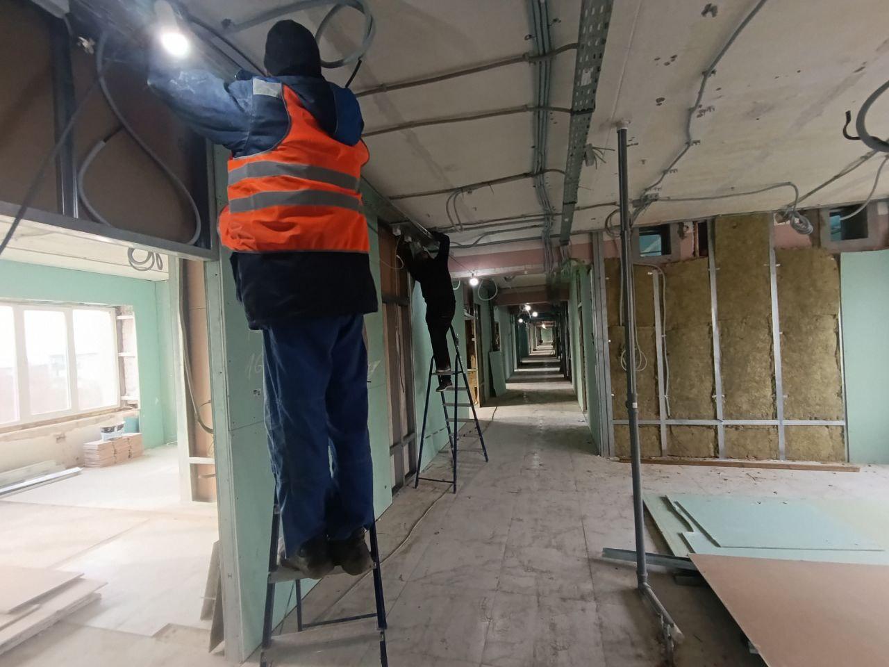 Подмосковные строители продолжают капитальный ремонт в Центральной районной больнице в пгт Тельманово Подмосковные строители продолжают капитальный ремонт в Центральной районной больнице в пгт Тельманово