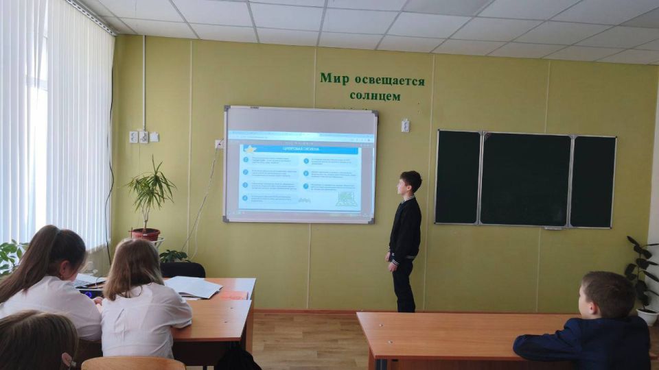 Новая учебная неделя в Тельмановской гимназии, в рамках партийного проекта Единой России "Новая школа", началась традиционно с линейки и почётного права выноса флага Российской Федерации и флага Донецкой Народной Республики... Новая учебная неделя в Тельмановской гимназии, в рамках партийного проекта Единой России "Новая школа", началась традиционно с линейки и почётного права выноса флага Российской Федерации и флага Донецкой Народной Республики...