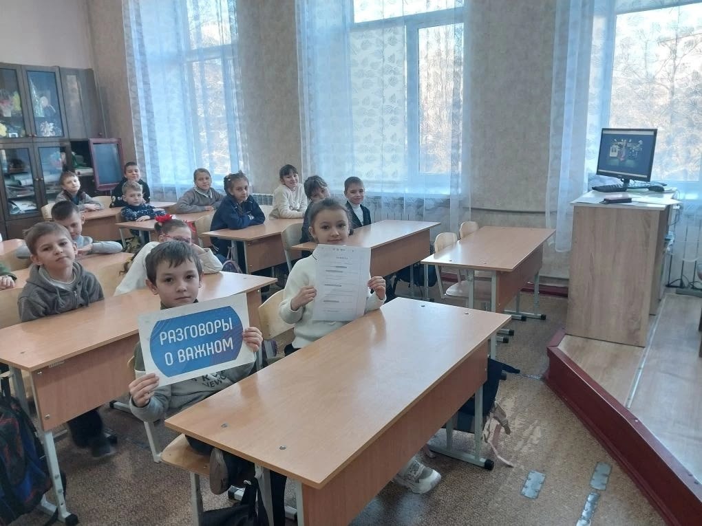 В учебных учреждениях Кировского прошли внеурочные занятия «Разговоры о важном» В учебных учреждениях Кировского прошли внеурочные занятия «Разговоры о важном»