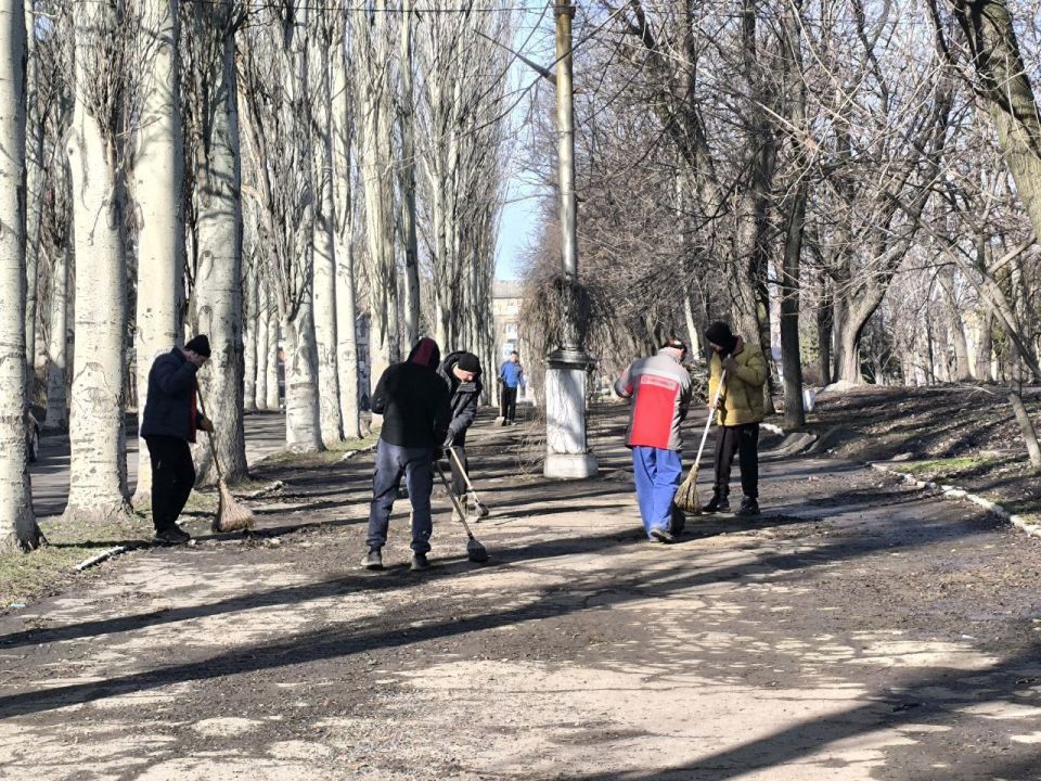 МБУ "Благоустройство" администрации города Тореза проводит уборку остановок общественного транспорта, восстановление наружного освещения, уборку территорий городского округа Торез МБУ "Благоустройство" администрации города Тореза проводит уборку остановок общественного транспорта, восстановление наружного освещения, уборку территорий городского округа Торез