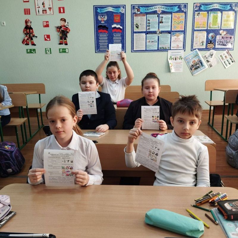 Новая учебная неделя в Тельмановской гимназии, в рамках партийного проекта Единой России "Новая школа", началась традиционно с линейки и почётного права выноса флага Российской Федерации и флага Донецкой Народной Республики... Новая учебная неделя в Тельмановской гимназии, в рамках партийного проекта Единой России "Новая школа", началась традиционно с линейки и почётного права выноса флага Российской Федерации и флага Донецкой Народной Республики...
