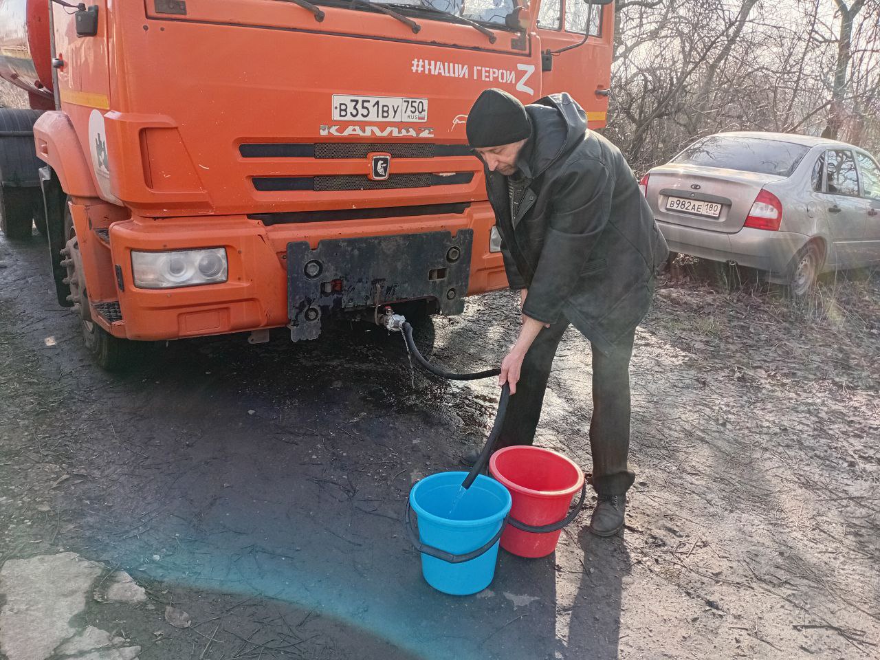 В Кировском внутригородском районе при поддержке региона-шефа Московская область продолжается подвоз воды для жителей домов, в которые в установленный графиком день не поступила вода В Кировском внутригородском районе при поддержке региона-шефа Московская область продолжается подвоз воды для жителей домов, в которые в установленный графиком день не поступила вода