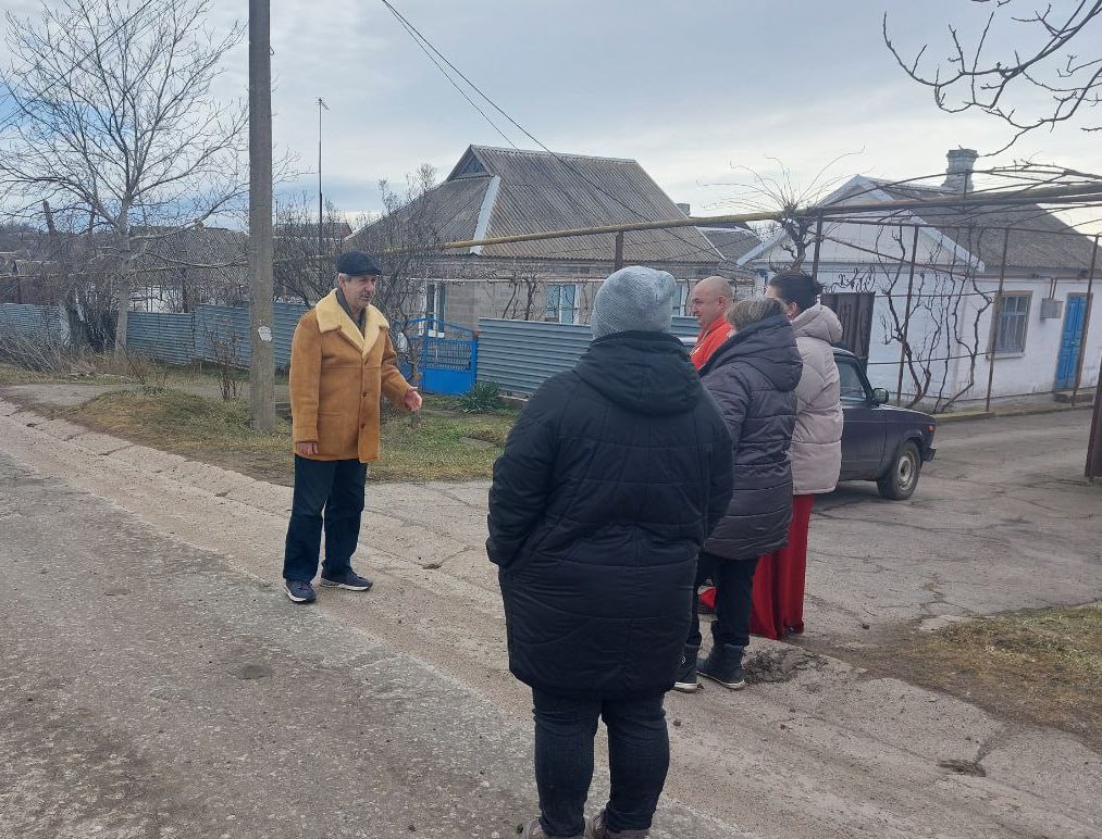 В рамках своей депутатской деятельности Анатолий Спиридонович Мацука, член фракции Всероссийской политической партии «ЕДИНАЯ РОССИЯ» в Мангушском муниципальном совете, провел встречу с жителями улицы Мурзы поселка Мангуш