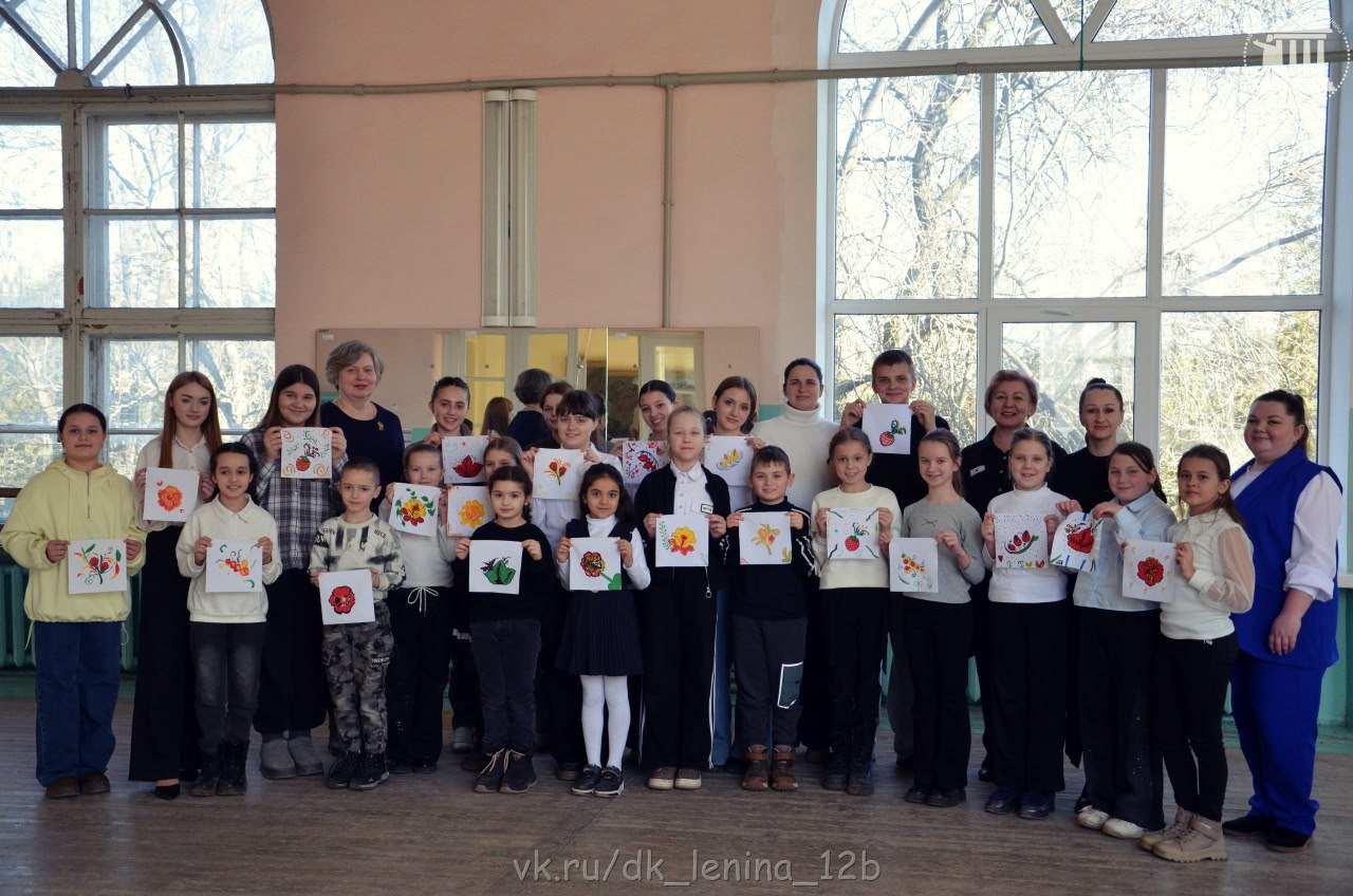 В городе Комсомольское прошла роспись платочков в стиле Хохломы В городе Комсомольское прошла роспись платочков в стиле Хохломы