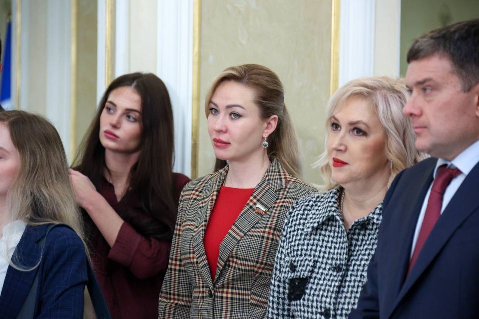 «На этой выставке представлена история начального этапа становления российской государственности, органов, вырабатывавших решения, которые в конечном итоге привели к появлению в нашей стране национального парламента», —... «На этой выставке представлена история начального этапа становления российской государственности, органов, вырабатывавших решения, которые в конечном итоге привели к появлению в нашей стране национального парламента», —...