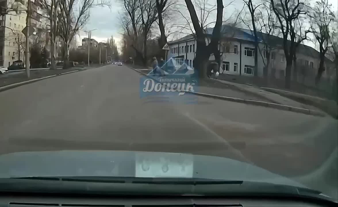 Подросток выбежал на дорогу под машину в Макеевке