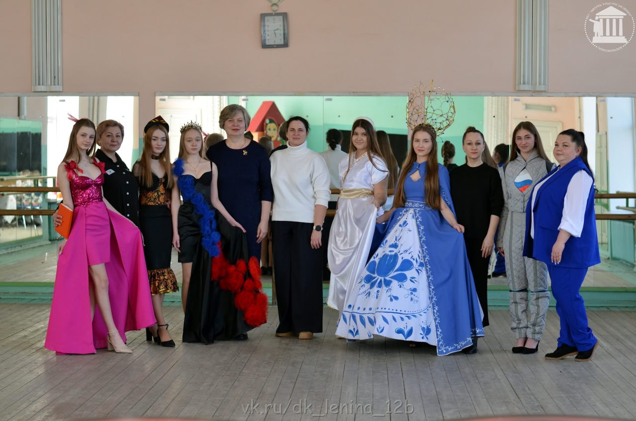 В городе Комсомольское прошла роспись платочков в стиле Хохломы В городе Комсомольское прошла роспись платочков в стиле Хохломы