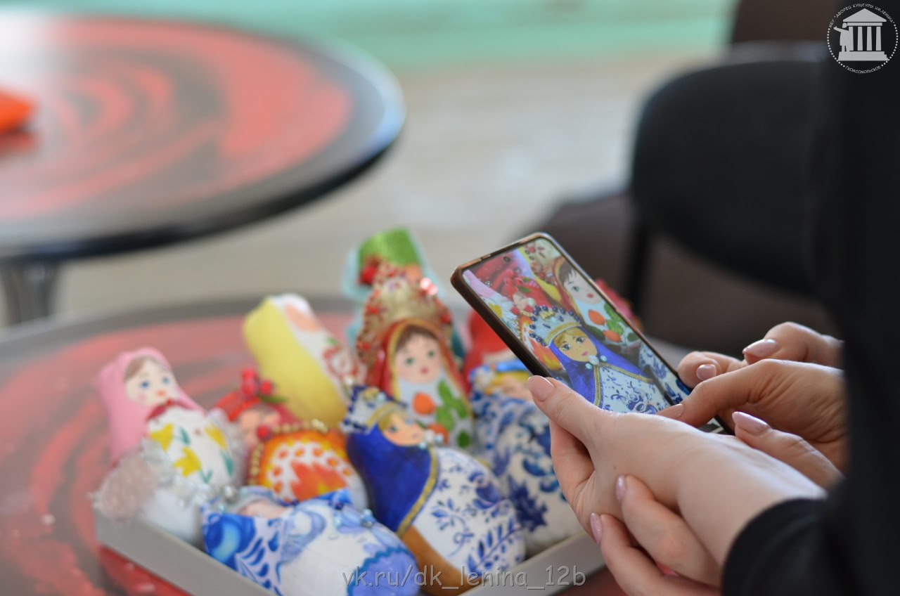 В городе Комсомольское прошла роспись платочков в стиле Хохломы В городе Комсомольское прошла роспись платочков в стиле Хохломы