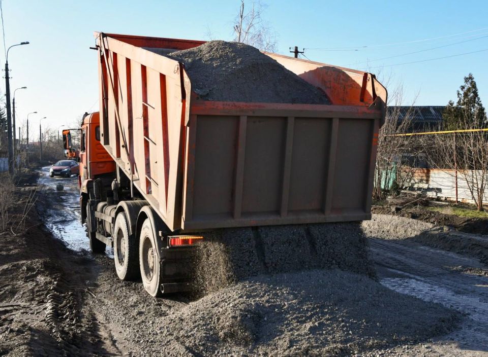 После нашей публикации в Донецке засыпают шлаком дорогу на проспекте Кобзаря, в ямах которого вязли грузовики
