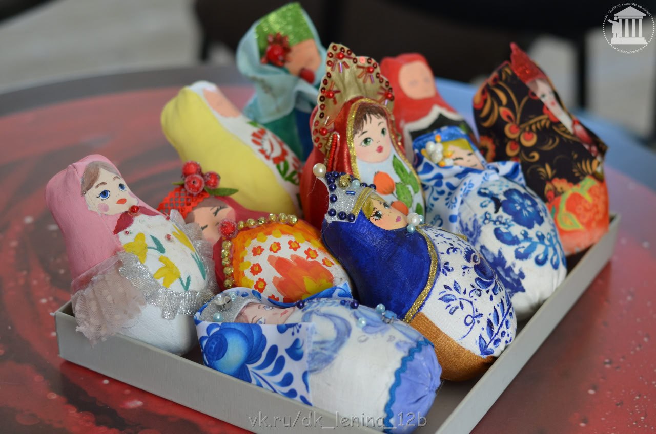 В городе Комсомольское прошла роспись платочков в стиле Хохломы В городе Комсомольское прошла роспись платочков в стиле Хохломы