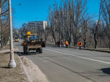 Антон Кольцов: По моему поручению с наступлением хорошей погоды дорожные рабочие активизировали уборку бордюрной части автомагистралей
