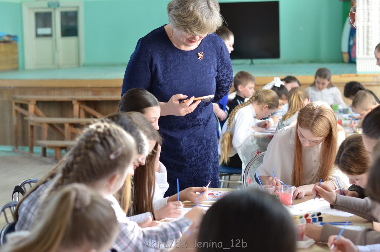 В городе Комсомольское прошла роспись платочков в стиле Хохломы В городе Комсомольское прошла роспись платочков в стиле Хохломы