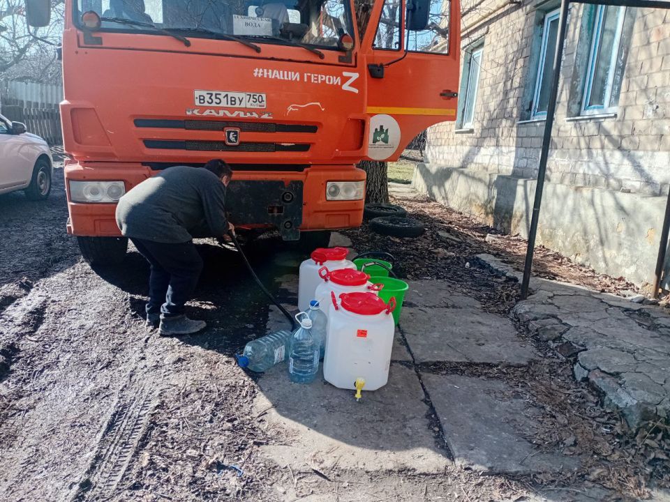 В Кировском внутригородском районе при поддержке региона-шефа Московская область продолжается подвоз воды для жителей домов, в которые в установленный графиком день не поступила вода В Кировском внутригородском районе при поддержке региона-шефа Московская область продолжается подвоз воды для жителей домов, в которые в установленный графиком день не поступила вода