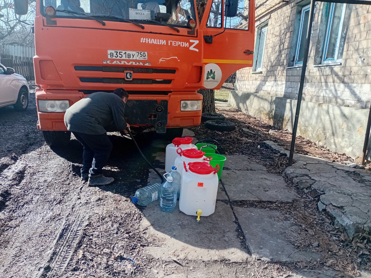 В Кировском внутригородском районе при поддержке региона-шефа Московская область продолжается подвоз воды для жителей домов, в которые в установленный графиком день не поступила вода В Кировском внутригородском районе при поддержке региона-шефа Московская область продолжается подвоз воды для жителей домов, в которые в установленный графиком день не поступила вода