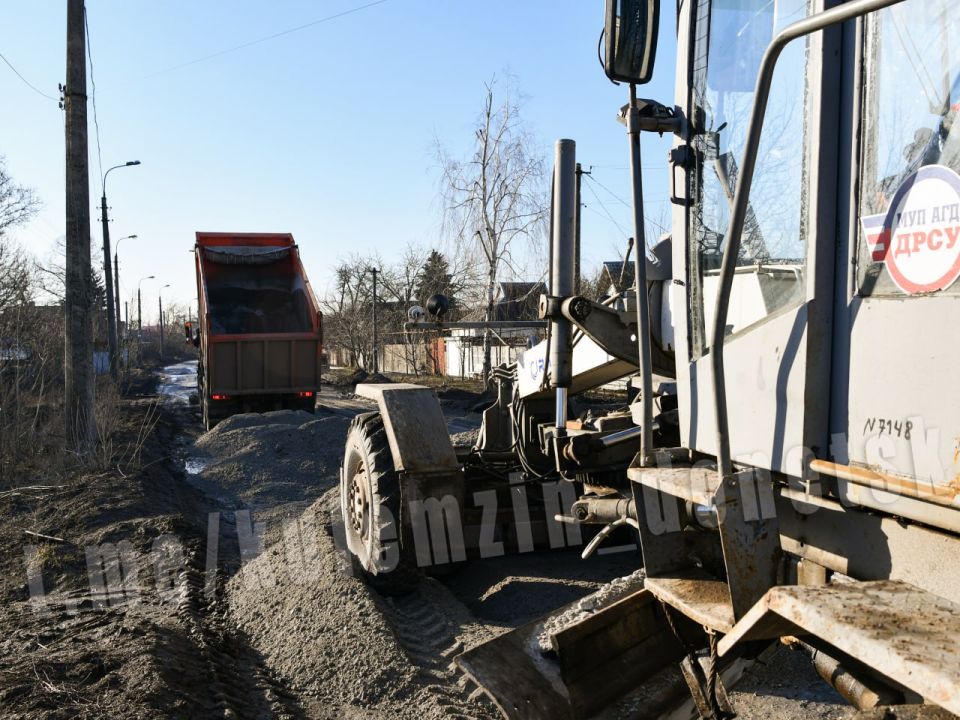 Продолжается плановое восстановление дорог Петровского района Продолжается плановое восстановление дорог Петровского района