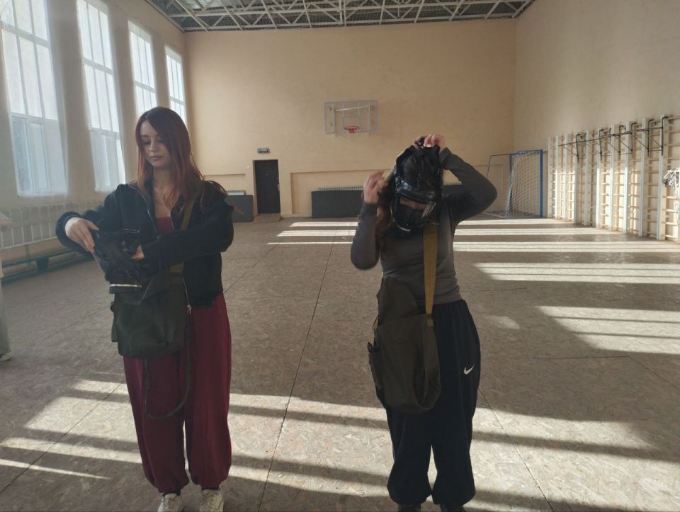 В рамках Всероссийского урока культуры безопасности в ГБОУ «Светлодарская школа № 11» были проведены занятия для обучающихся по закреплению знаний и отработки практических навыков безопасного поведения в условия чрезвычайных... В рамках Всероссийского урока культуры безопасности в ГБОУ «Светлодарская школа № 11» были проведены занятия для обучающихся по закреплению знаний и отработки практических навыков безопасного поведения в условия чрезвычайных...