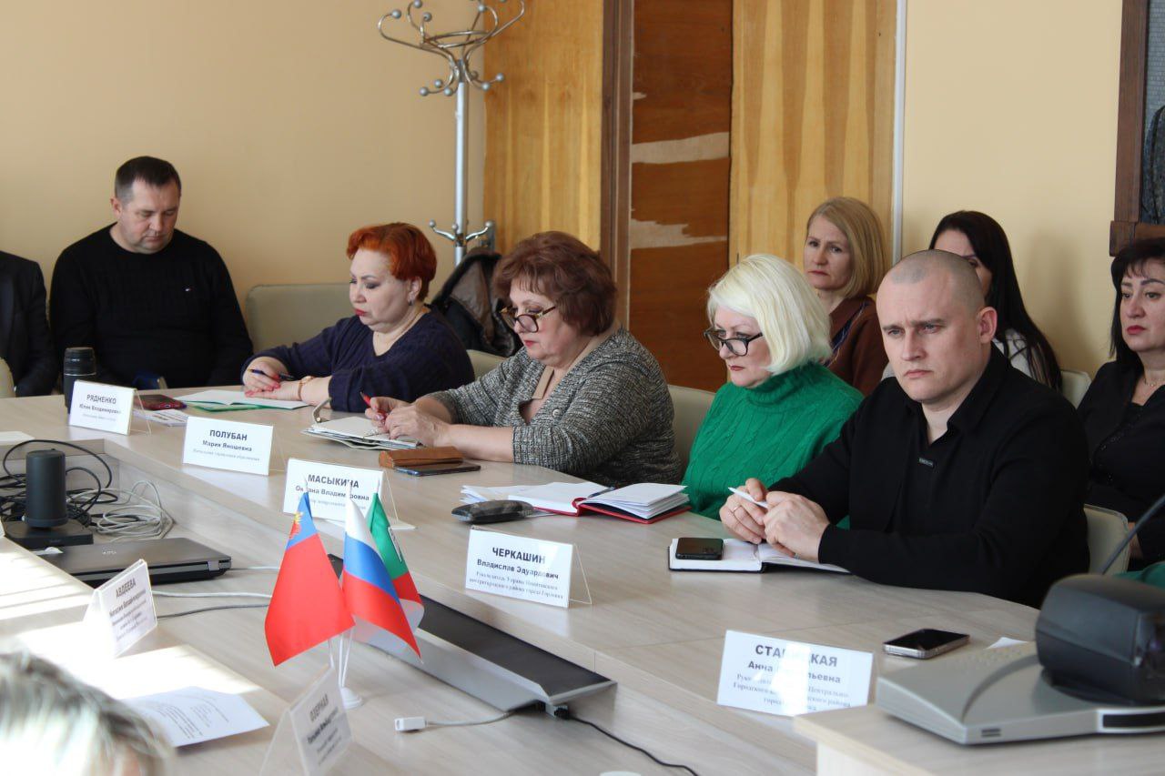 Иван Приходько: Сегодня провел аппаратное совещание администрации городского округа Горловка Донецкой Народной Республики, в котором приняли участие руководители структурных подразделений администрации, представители силовых... Иван Приходько: Сегодня провел аппаратное совещание администрации городского округа Горловка Донецкой Народной Республики, в котором приняли участие руководители структурных подразделений администрации, представители силовых...