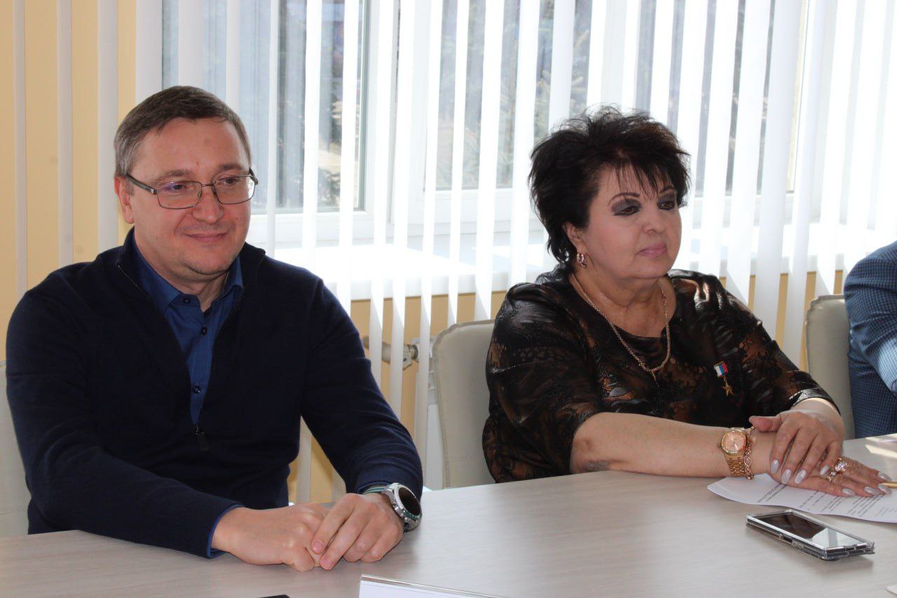 Иван Приходько: Сегодня провел аппаратное совещание администрации городского округа Горловка Донецкой Народной Республики, в котором приняли участие руководители структурных подразделений администрации, представители силовых... Иван Приходько: Сегодня провел аппаратное совещание администрации городского округа Горловка Донецкой Народной Республики, в котором приняли участие руководители структурных подразделений администрации, представители силовых...