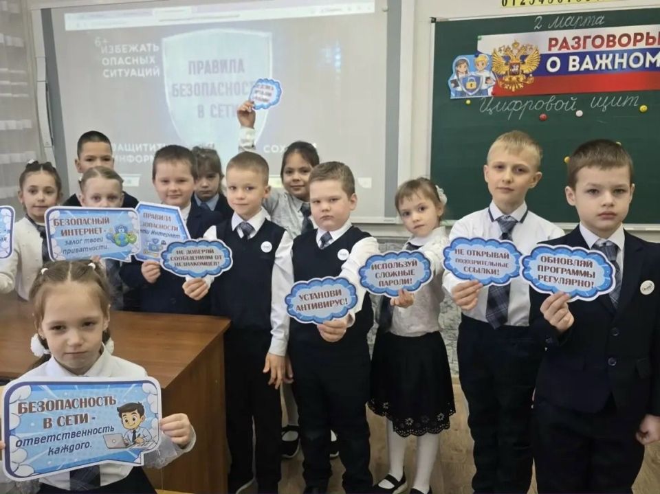 В учебных учреждениях Кировского прошли внеурочные занятия «Разговоры о важном» В учебных учреждениях Кировского прошли внеурочные занятия «Разговоры о важном»