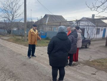 В рамках своей депутатской деятельности Анатолий Спиридонович Мацука, член фракции Всероссийской политической партии «ЕДИНАЯ РОССИЯ» в Мангушском муниципальном совете, провел встречу с жителями улицы Мурзы поселка Мангуш