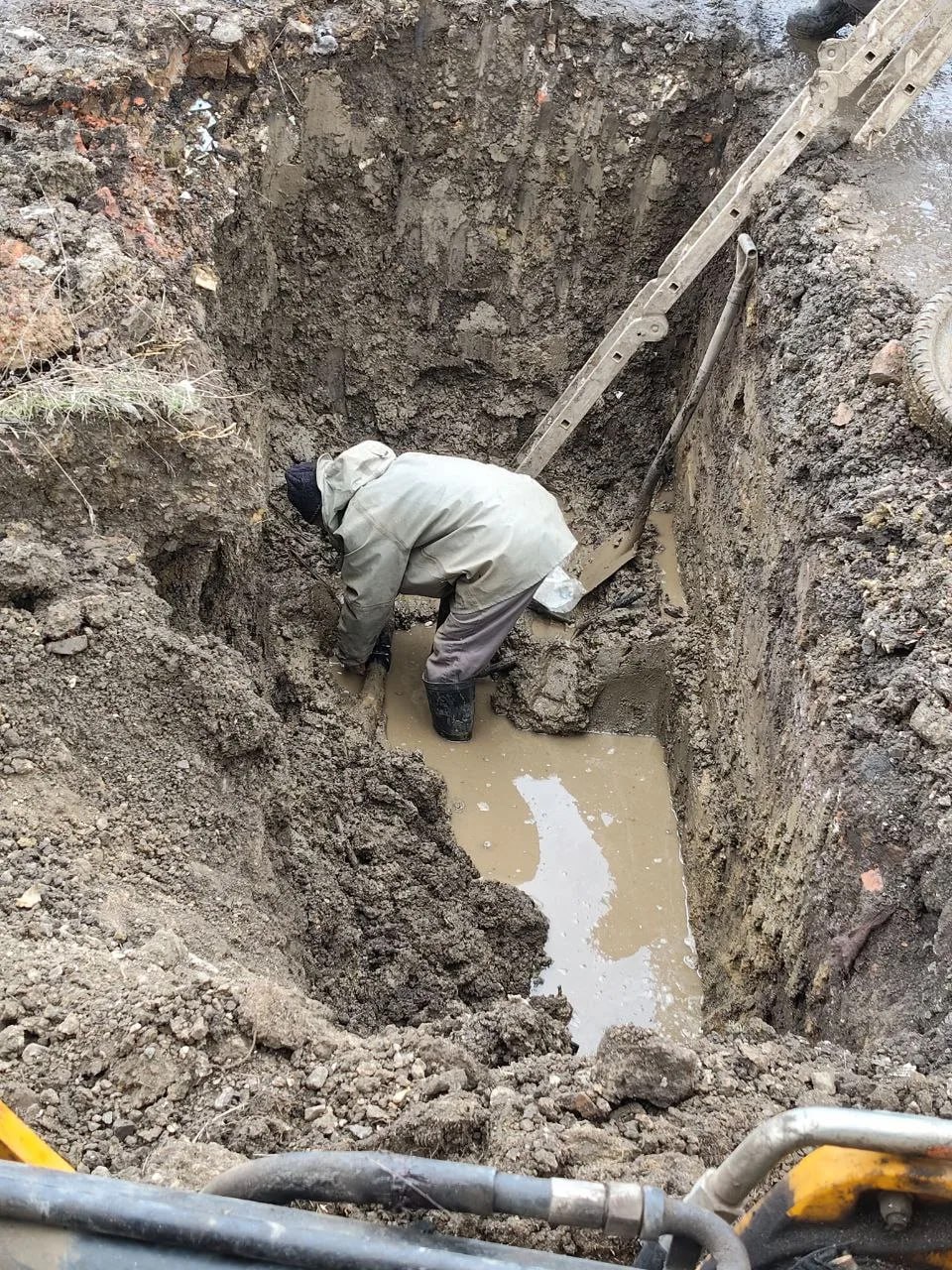 Аварийно-восстановительный отряд из Кузбасса выполнил откачку сточных вод и шурфование грунта в Горловке