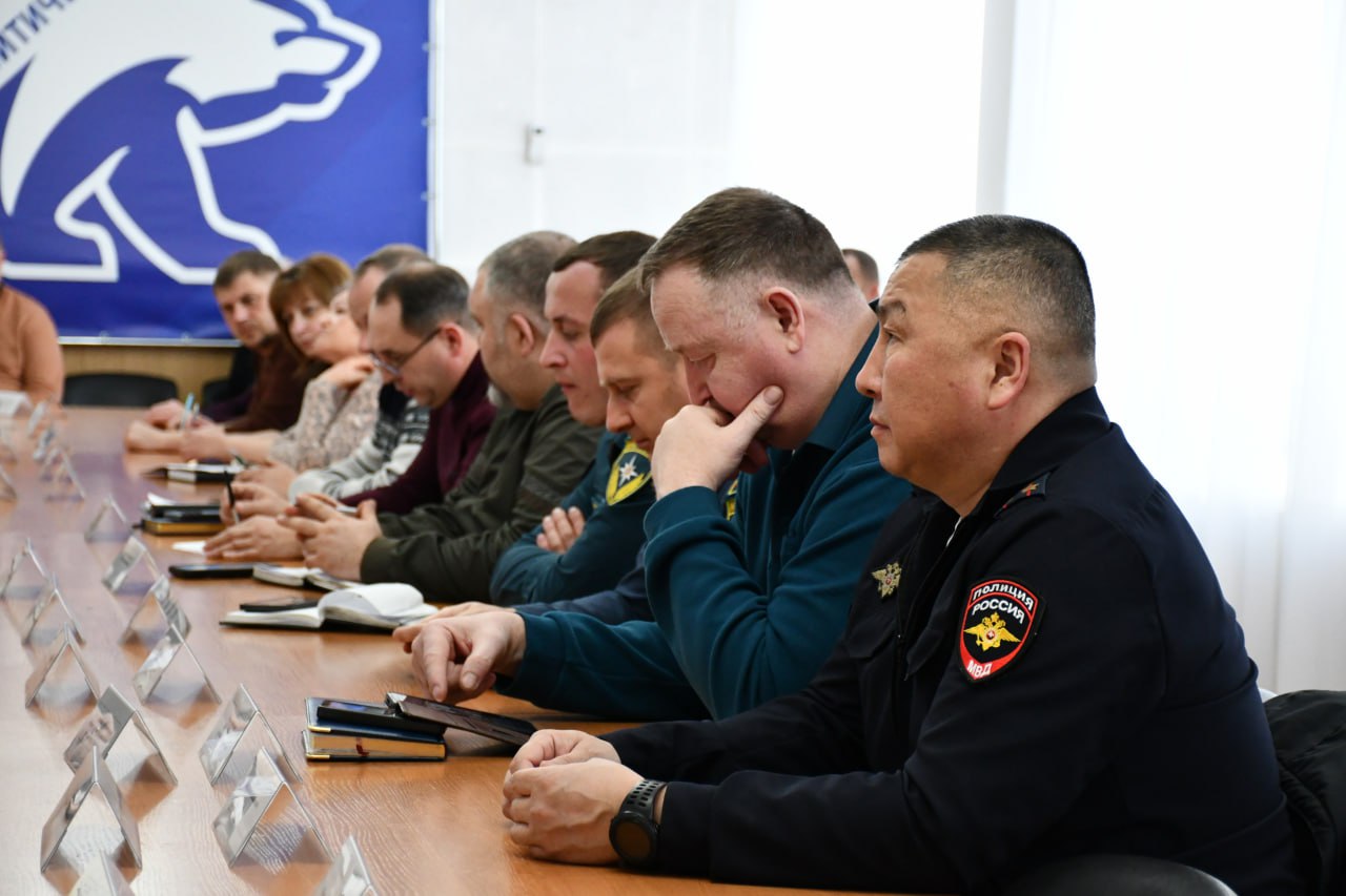 2 марта глава муниципального образования городского округа Дебальцево, Сергей Желновач провел расширенное аппаратное совещание 2 марта глава муниципального образования городского округа Дебальцево, Сергей Желновач провел расширенное аппаратное совещание