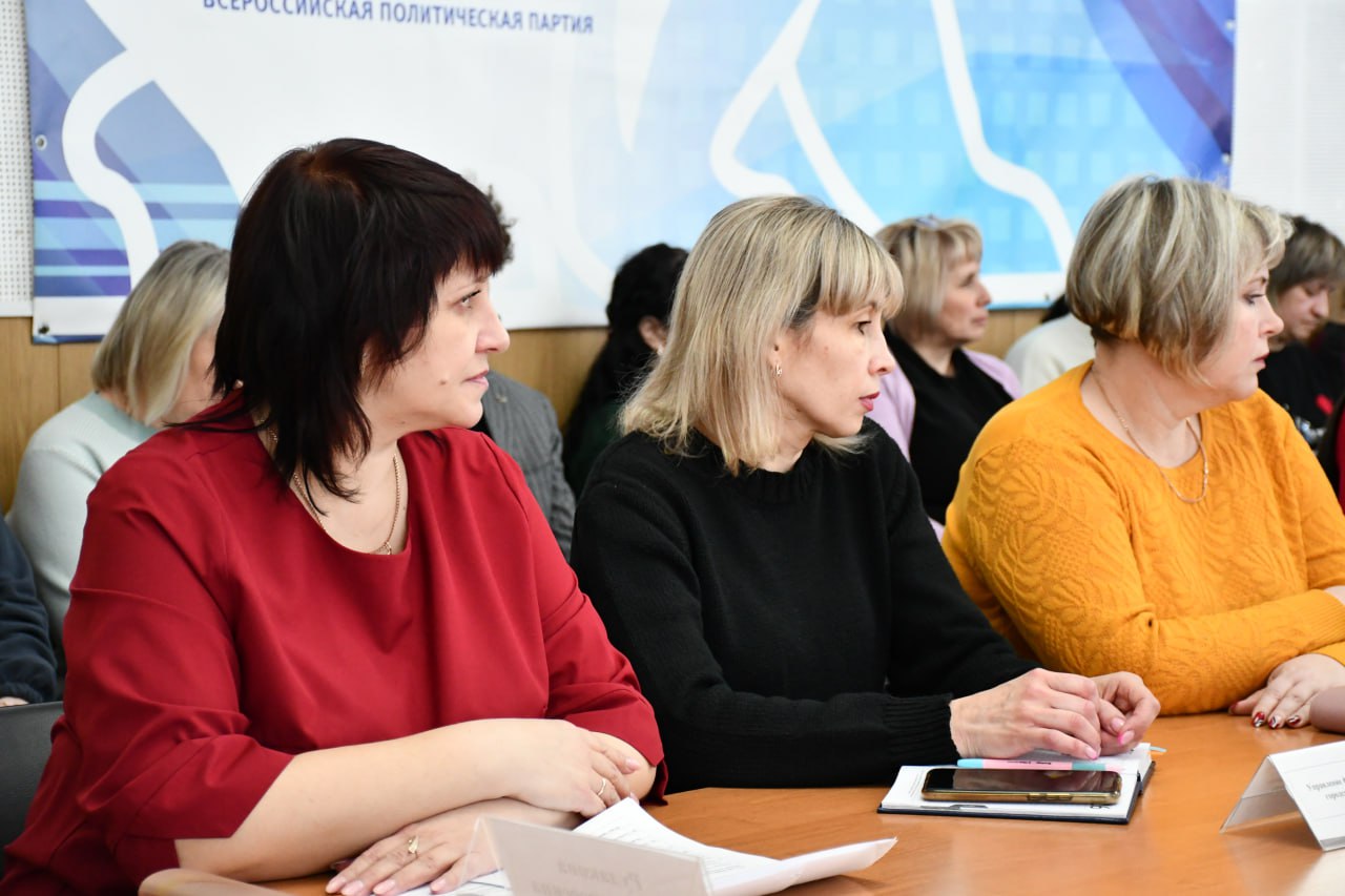 2 марта глава муниципального образования городского округа Дебальцево, Сергей Желновач провел расширенное аппаратное совещание 2 марта глава муниципального образования городского округа Дебальцево, Сергей Желновач провел расширенное аппаратное совещание