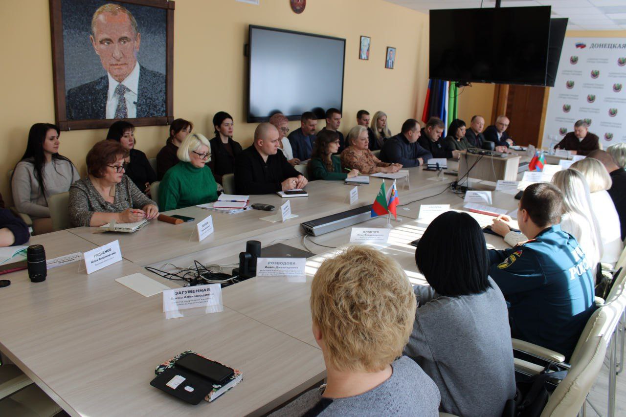 Иван Приходько: Сегодня провел аппаратное совещание администрации городского округа Горловка Донецкой Народной Республики, в котором приняли участие руководители структурных подразделений администрации, представители силовых... Иван Приходько: Сегодня провел аппаратное совещание администрации городского округа Горловка Донецкой Народной Республики, в котором приняли участие руководители структурных подразделений администрации, представители силовых...