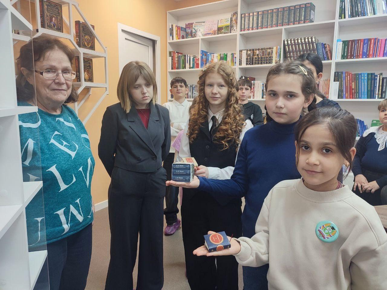 Экскурсию в модельную библиотеку провели для детей Шахтерска Экскурсию в модельную библиотеку провели для детей Шахтерска