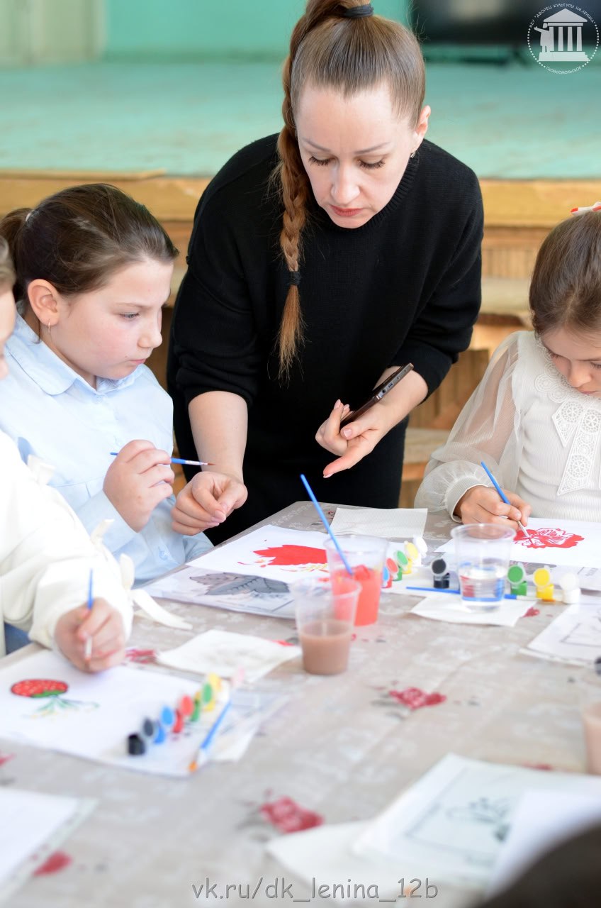 В городе Комсомольское прошла роспись платочков в стиле Хохломы В городе Комсомольское прошла роспись платочков в стиле Хохломы