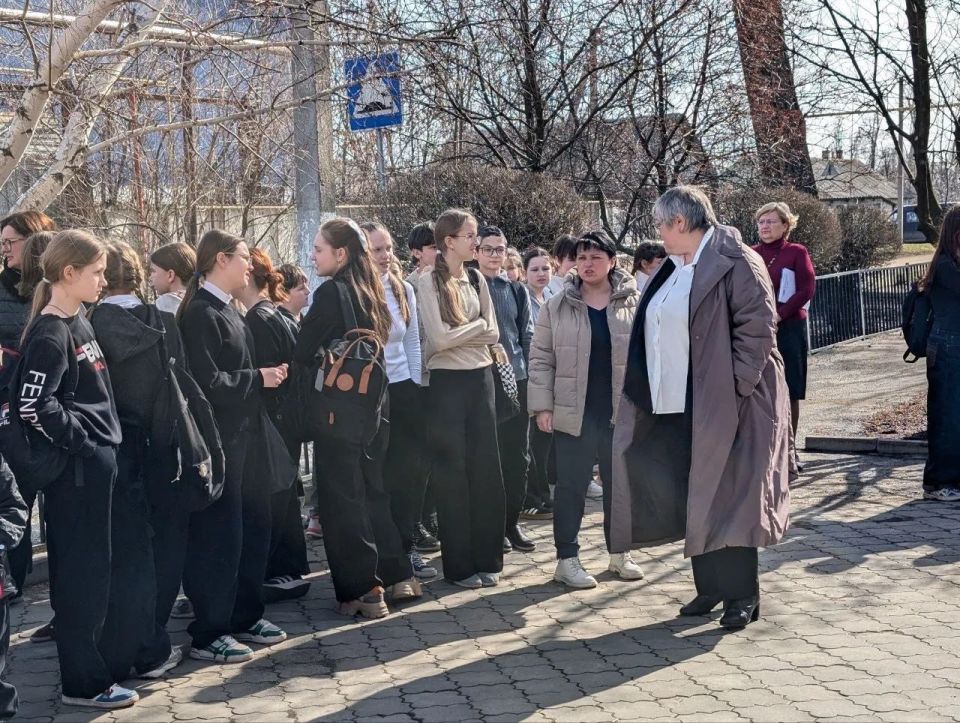 2 марта в ГБОУ "Средняя школа № 4 г.о. Харцызск", в рамках Всероссийского открытого урока культуры безопасности, приуроченного к празднованию Всемирного дня гражданской обороны, проведена тренировка по защите обучающихся и... 2 марта в ГБОУ "Средняя школа № 4 г.о. Харцызск", в рамках Всероссийского открытого урока культуры безопасности, приуроченного к празднованию Всемирного дня гражданской обороны, проведена тренировка по защите обучающихся и...