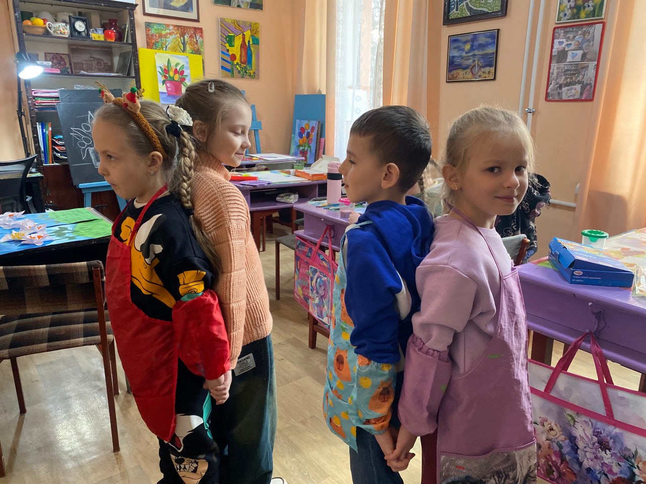 Сегодня в МБУ "Зугрэсский ГДК" у юных художников изостудии "Радуга" прошла игровая программа «Классные девчонки» в честь 8 Марта! Сегодня в МБУ "Зугрэсский ГДК" у юных художников изостудии "Радуга" прошла игровая программа «Классные девчонки» в честь 8 Марта!