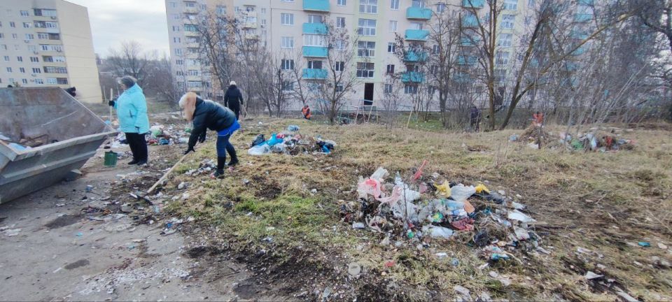 Чистота родного города начинается с каждого двора: в Мариуполе прошел субботник по адресу : Квартал Азовье, 4 Чистота родного города начинается с каждого двора: в Мариуполе прошел субботник по адресу : Квартал Азовье, 4